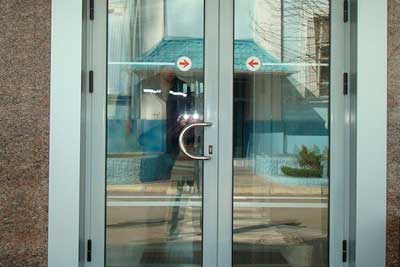 Стеклянные пластиковые двери